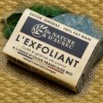 De Nature & d'Aurec Savon L’EXFOLIANT, rückfettende Bio-Kaffee-Mohn-Peeling-Seife, 100 g
